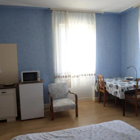 Chambre Individuelle A Lit Double Dans Une Maison De Maitre De 1904 Haguenau