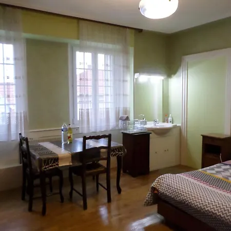Individuelle A Lit Double Dans Maison De Maitre De 1904